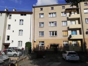 budynek z zaparkowanymi przed nim samochodami w obiekcie Comfortable Apartment close to Spodek w mieście Katowice