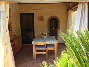 een keuken met een tafel en stoelen in een kamer bij VISTA PANORAMICA SULLE TERME DI SATURNIA in Poggio Murella