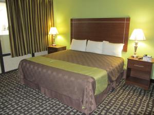 Postel nebo postele na pokoji v ubytování Days Inn by Wyndham Midland