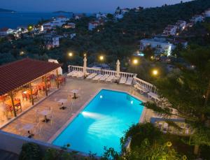 vista sulla piscina di notte di Fengeros Village a Megali Ammos