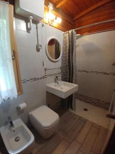 y baño con aseo blanco y lavamanos. en Villaggio Samoa en Lido delle Nazioni