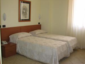 2 łóżka w pokoju hotelowym w obiekcie Locanda dei 4 w mieście Narni