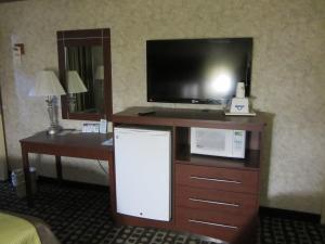 TV a/nebo společenská místnost v ubytování Days Inn by Wyndham Midland