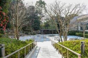 成田市にある成田東武ホテルエアポートの木々と建物のある公園内の通路