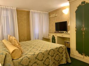 TV a/nebo společenská místnost v ubytování Hotel Becher