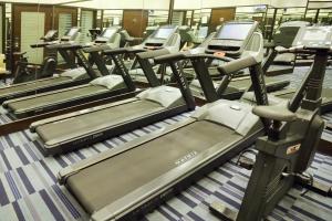 Fitness centrum a/nebo fitness zařízení v ubytování South Pacific Hotel