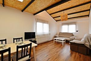 A television and/or entertainment centre at Casa Rural Atalaya House