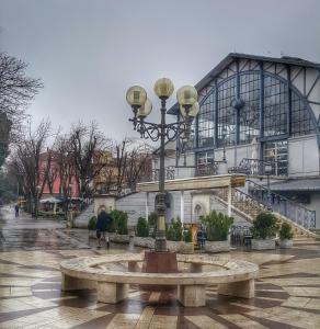 a street light and a bench in front of a building at Apartmani Val in Pula
