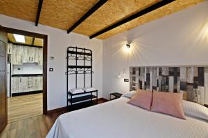 A bed or beds in a room at Casa Rural Atalaya House Még 37 kép