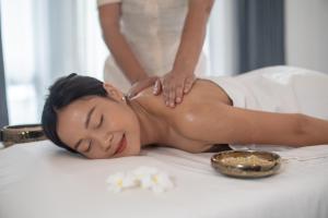Una donna che si fa fare un massaggio su un letto di Souphattra Hotel a Luang Prabang
