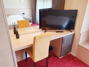 Televízia a/alebo spoločenská miestnosť v ubytovaní Hotel Ristorante al Giardinetto