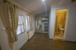 La salle de bains est pourvue d'une douche, de toilettes et d'une fenêtre. dans l'établissement Ağva Carpediem Otel, à Ağva