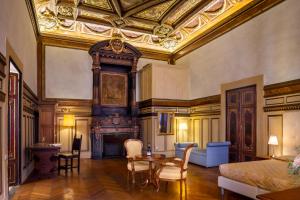 uma sala de estar com um tecto em caixote e uma mesa em Hotel Bretagna Heritage - Alfieri Collezione em Florença