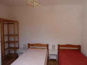 - une chambre avec 2 lits et une étagère dans l'établissement iguski, à Boucau