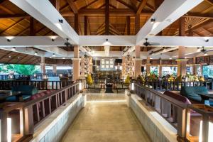 Ein Restaurant oder anderes Speiselokal in der Unterkunft Khaolak Merlin Resort 