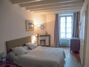 Un dormitorio con una cama grande y una ventana en chez Nathalie et Etienne, en Saillans