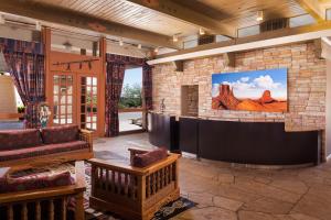 TV a/nebo společenská místnost v ubytování Kayenta Monument Valley Inn