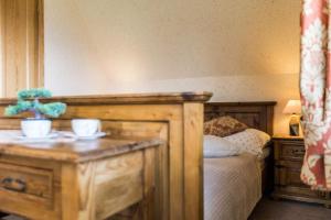 Un dormitorio con una cama y una mesa con tazones. en Willa Cetynka, en Zakopane