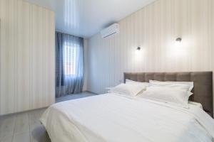 a bedroom with a large white bed with white pillows at Lux near Most City, river view, center new tower in Dnipro
