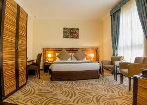 
سرير أو أسرّة في غرفة في المجاز بريميير للشقق الفندقية

