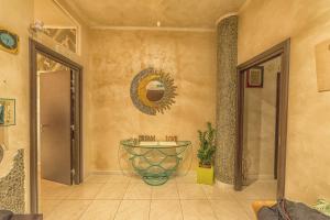 La salle de bains est pourvue d'un lavabo et d'un miroir mural. dans l'établissement Fly B&B, à Rome