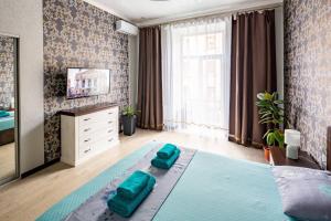 a bedroom with a large bed with green pillows on it at Apartment with 2 bedroom near Opera House Gorodotska 27 str with parking in Lviv
