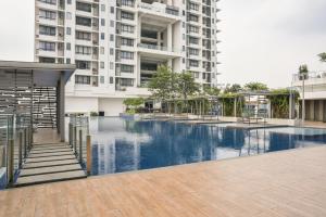 una piscina frente a un edificio en USJ One Traveller Suite USJ 1 # Subang Jaya # Sunway, en Subang Jaya