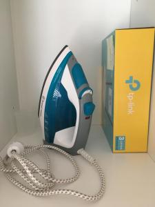 a telephone with a chain next to a box at Studio Fibra Gusto in Rybnik