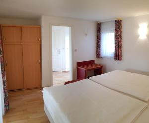 - une chambre avec un lit et un bureau dans l'établissement Ferienwohnung Graf Düne, à Karlshagen