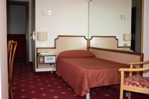 Un pat sau paturi într-o cameră la Polo Hotel