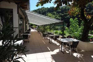 Vrt ispred objekta Logis Hôtel Le Belle Rive