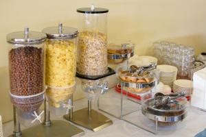 un montón de contenedores llenos de comida en una mesa en Ammoudara Beach Hotel Apartments, en Agios Nikolaos