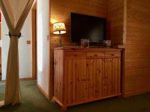 a television on top of a wooden cabinet in a room at Appartement Val d'Isère 6 personnes avec parking in Val dʼIsère