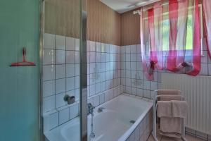 un baño con bañera y ducha en MAISON DE TATIE, en Luttenbach-près-Munster 34 fotos más