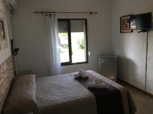 Un dormitorio con una cama con una toalla. en Hotel de la Torre, en La Paloma