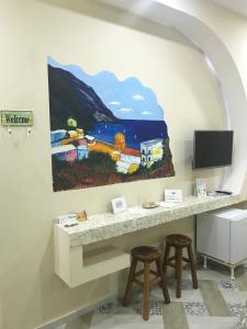 TV at/o entertainment center sa Vesuvio Rooms