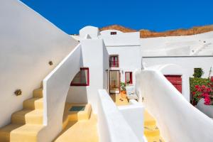 A balcony or terrace at Oikia Cave House