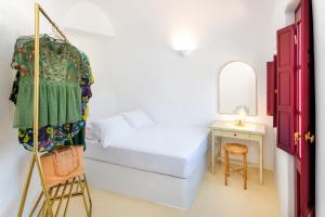 A bed or beds in a room at Oikia Cave House