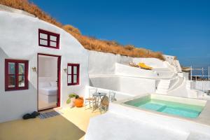 A balcony or terrace at Oikia Cave House
