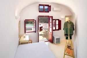 una camera da letto con un letto e uno specchio di Oikia Cave House a Éxo Goniá