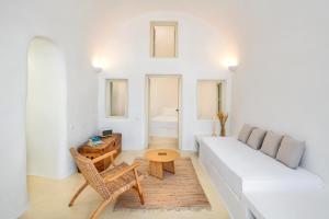 A bed or beds in a room at Oikia Cave House