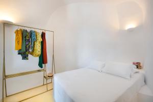 A bed or beds in a room at Oikia Cave House