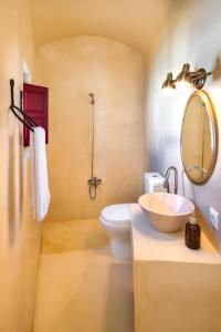 A bathroom at Oikia Cave House