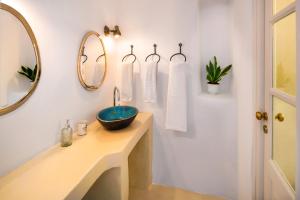 A bathroom at Oikia Cave House