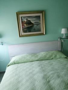 1 dormitorio con 1 cama con una foto en la pared en Golfo dei poeti en Lerici