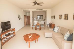Ruang duduk di ApartHotel Ebb Ti Kaan Tulum-Luxury Condos-