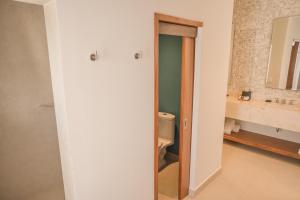 Bilik mandi di ApartHotel Ebb Ti Kaan Tulum-Luxury Condos-