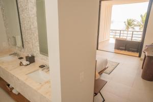 Bilik mandi di ApartHotel Ebb Ti Kaan Tulum-Luxury Condos-