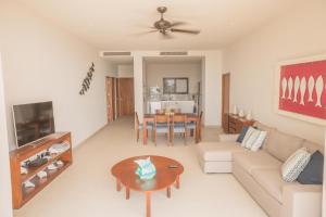 Televisyen dan/atau pusat hiburan di ApartHotel Ebb Ti Kaan Tulum-Luxury Condos-