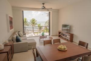 Televisyen dan/atau pusat hiburan di ApartHotel Ebb Ti Kaan Tulum-Luxury Condos-